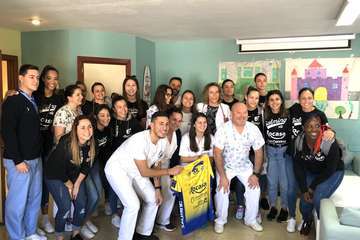 Las jugadoras del Rocasa reparten regalos entre los niños ingresados en el Hospital Materno Infantil (Foto TA)